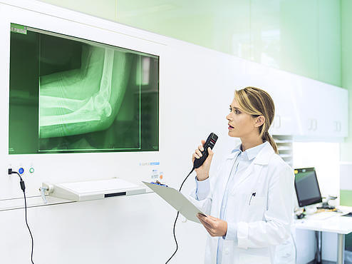 csm_smp3700_philips-speechmike-premium-touch_physician-studying-xray_2074_1_3dd7772059